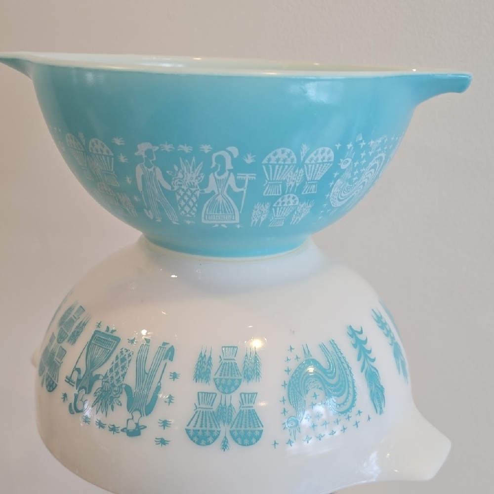 Vintage Pyrex Amish Butterprint Set of 2 Turquoise Cinderella Nesting bowls - Picture 2 of 10